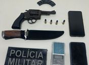 Homem mata namorado a tiros, dentro de casa, e é preso em flagrante, tentando fugir em transporte intermunicipal
