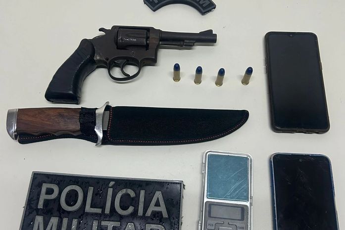 Homem mata namorado a tiros, dentro de casa, e é preso em flagrante, tentando fugir em transporte intermunicipal