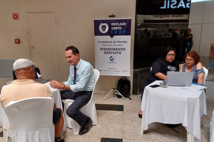 Contadores fazem plantão gratuito para tirar dúvidas sobre IRPF no Maceió Shopping