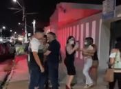 Vítimas comemoram na entrada da delegacia;  secretário Alfredo Gaspar acompanhou a prisão.