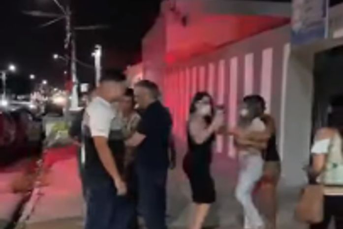 Vítimas comemoram na entrada da delegacia;  secretário Alfredo Gaspar acompanhou a prisão.