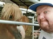 Homem se põe 'à venda' no Facebook após passar 10 anos solteiro