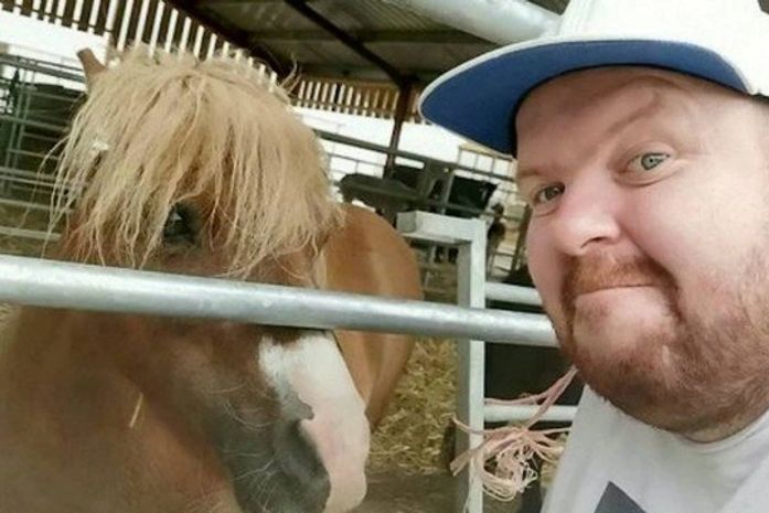 Homem se põe 'à venda' no Facebook após passar 10 anos solteiro