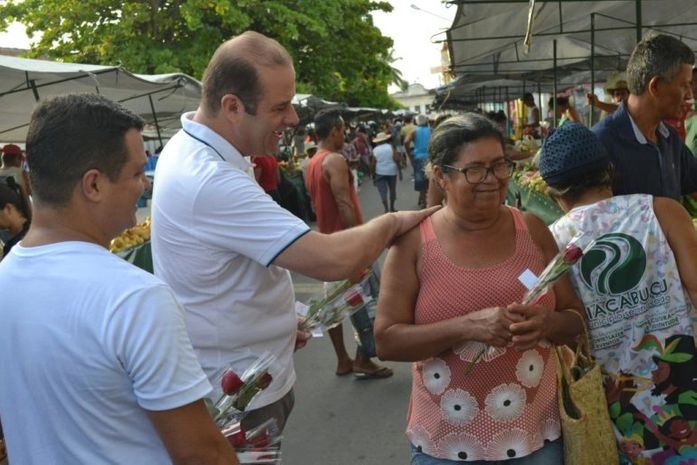 Pré-candidato a prefeito de Piaçabuçu distribui rosas na feira-livre