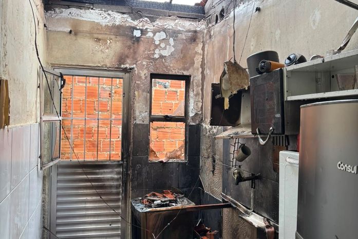 Mulher tem 70% do corpo queimado após explosão provocada por vazamento de gás em residência, na parte alta