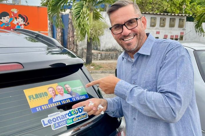 Com adesivo conjunto, Leonardo Dias reafirma apoio a Flavio Bolsonaro para presidência
