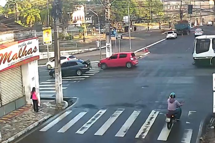 Vídeo: Veja imagens do acidente entre ônibus e três carros no Centro de Maceió
