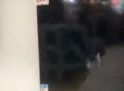 Em surto, homem usa picareta e quebra 15 TVs de loja em Arapiraca; veja vídeo