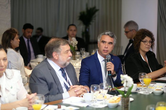 No RJ, Rafael Brito participa de seminário que discute o papel transformador da educação