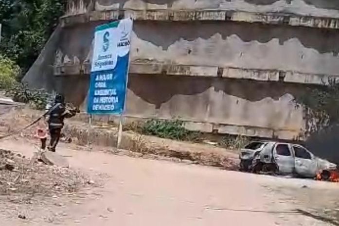 Carro é totalmente destruído por incêndio no Vale do Reginaldo, em Maceió; assista ao vídeo