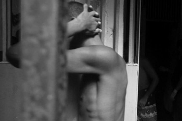 Lucas, o preto preso, morreu de covid 19, na prisão. Pret@s são alvos perfeitos do racismo estrutural. A esposa foragida de Queiroz que o diga...