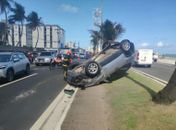 Carro capota e mobiliza Bombeiros no Trapiche da Barra, em Maceió 