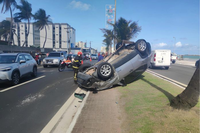 Carro capota e mobiliza Bombeiros no Trapiche da Barra, em Maceió