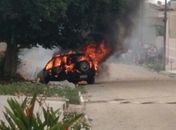 Veículo fica totalmente destruído após incendiar em via pública