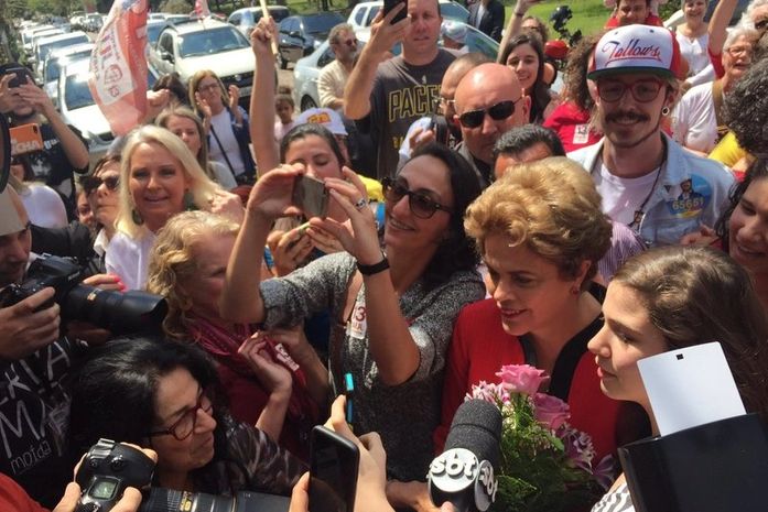 Dilma vota em candidato petista na Zona Sul de Porto Alegre