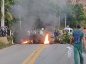Manifestantes interditam a BR-424 em protesto por melhorias de drenagem e pavimentação 
