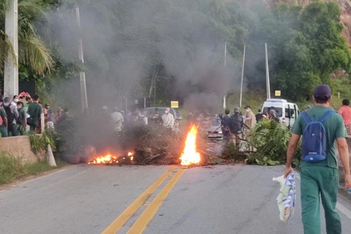 Manifestantes interditam a BR-424 em protesto por melhorias de drenagem e pavimentação 
