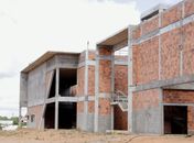 Prefeito visita canteiro de obras do Hospital Regional do Médio Sertão: retomada dos serviços será em novembro