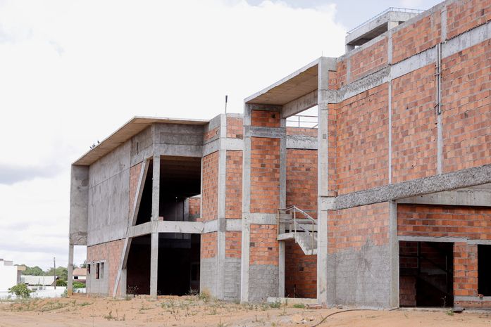 Prefeito visita canteiro de obras do Hospital Regional do Médio Sertão: retomada dos serviços será em novembro
