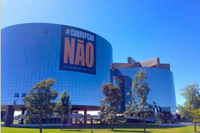 Fachada da PGR ganha banner da campanha contra a corrupção