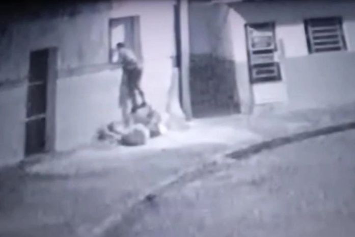 Homem furta gaiola e material de limpeza que seria usado na manutenção de praça em Maceió