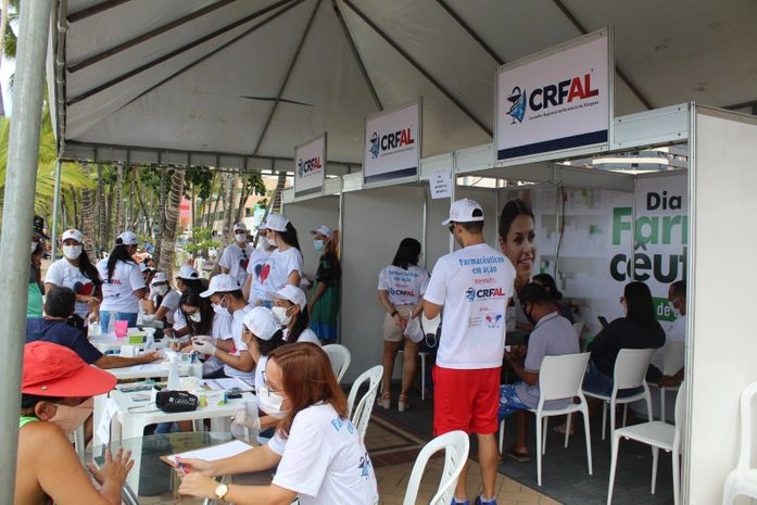 Uso Racional de Medicamentos: CRF/AL promove ações de saúde na praia da Ponta Verde
