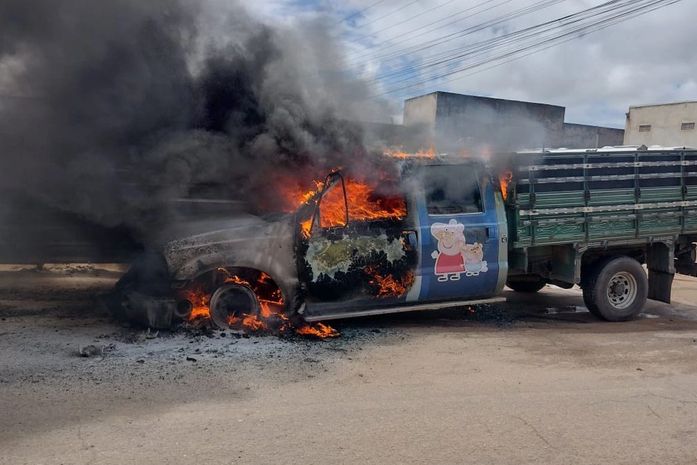 Caminhonete é destruída por incêndio no Agreste de Alagoas