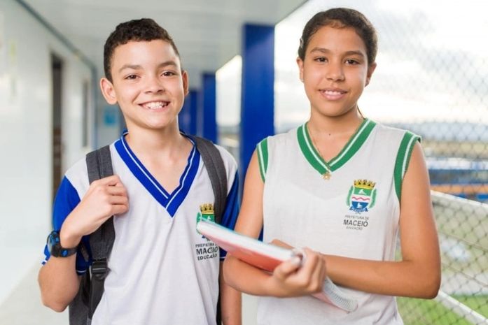 Rodrigo Cunha relata projeto e articula nova lei que garante fardamento de graça para todos os alunos das escolas públicas do país