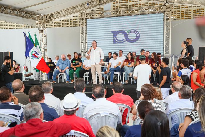 Prefeito Luciano entrega ginásio poliesportivo e anuncia construção de 20 creches em Arapiraca