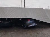 Cobertura de estacionamento de clínica desaba após temporal em Arapiraca