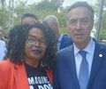 ‘Estou feliz em receber esse livro, Odo. A senhora deu o presente para pessoa certa.’- afirmou ministro do STF, Luís Roberto Barroso, para ativista, Arísia Barros

