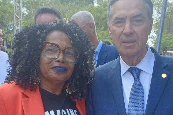 ‘Estou feliz em receber esse livro, Odo. A senhora deu o presente para pessoa certa.’- afirmou ministro do STF, Luís Roberto Barroso, para ativista, Arísia Barros