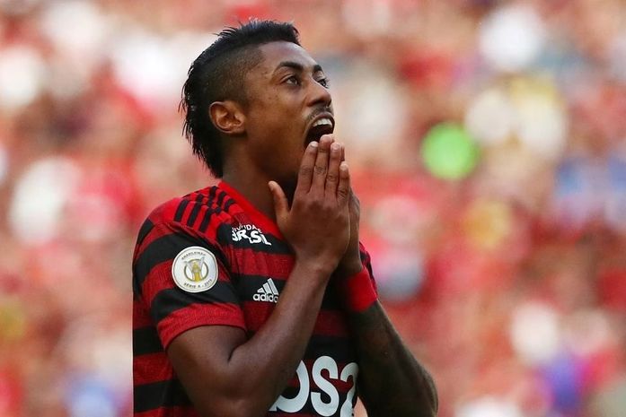 O atacante Bruno Henrique deu testemunho em igreja na noite desta segunda-feira.