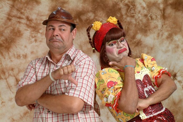 Zé Lezin e Cinderela se apresentam em Maceió