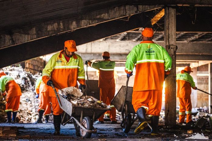 Alurb retira mais de 100 toneladas de lixo de prédio abandonado, na Jatiúca