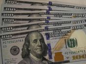 Dólar fecha a R$ 5,70 e cai 3,57% em março
