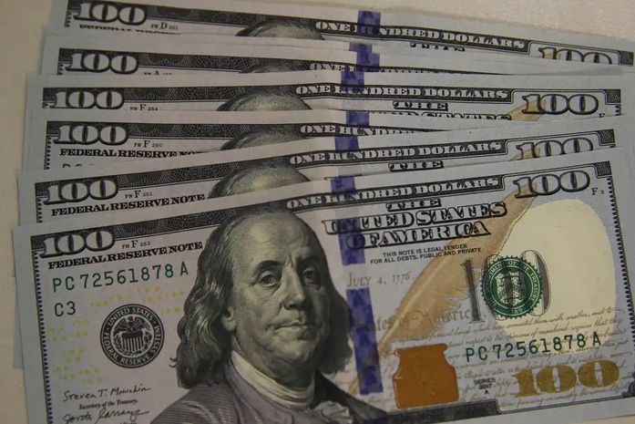 Dólar fecha a R$ 5,70 e cai 3,57% em março