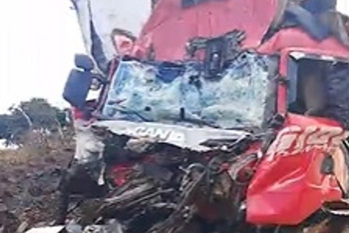 Motorista fica preso às ferragens após colisão entre caminhões na AL-110, em Igreja Nova