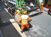 Cena inusitada: mulher deixa sofá em frente à casa e objeto é levado por engano por garis