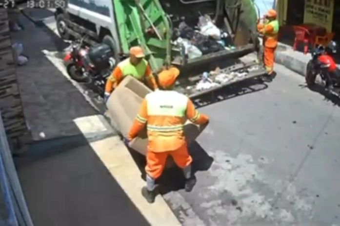 Cena inusitada: mulher deixa sofá em frente à casa e objeto é levado por engano por garis