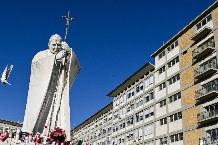 Papa Francisco dormiu a noite toda e mantém seu repouso, informa sala de Imprensa do Vaticano