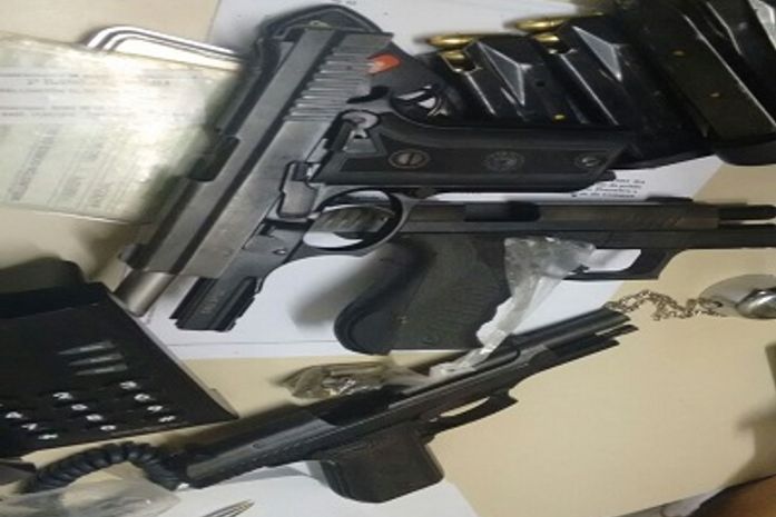 Pistolas apreendidas durante a operação