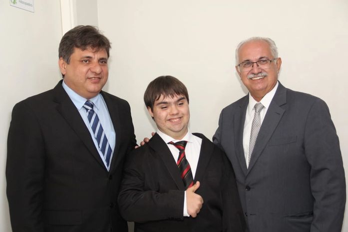 Jovem com síndrome de down acompanha sessão da Câmara Municipal e diz que vai trabalhar pelo povo