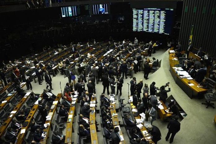 Câmara vota denúncia contra Temer nesta quarta-feira (02); CCJ aprovou parecer pelo arquivamento do caso