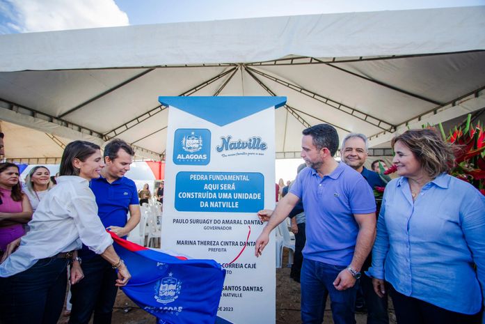 Geração de emprego no Sertão: governador Paula Dantas descerra placa da pedra fundamental para instalação da Fábrica Natville em Batalha