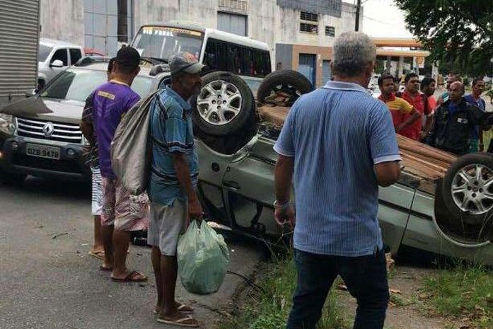 Veículo capota na Leste-Oeste