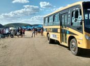 Ônibus escolar de Dois Riachos é usado para passeio ao rio São Francisco no domingo