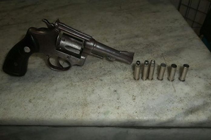 Revólver foi apreendido