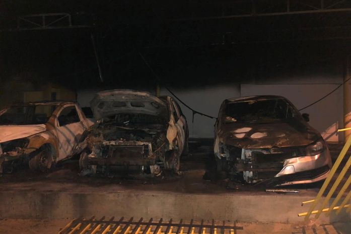 Carros foram destruídos pelo fogo