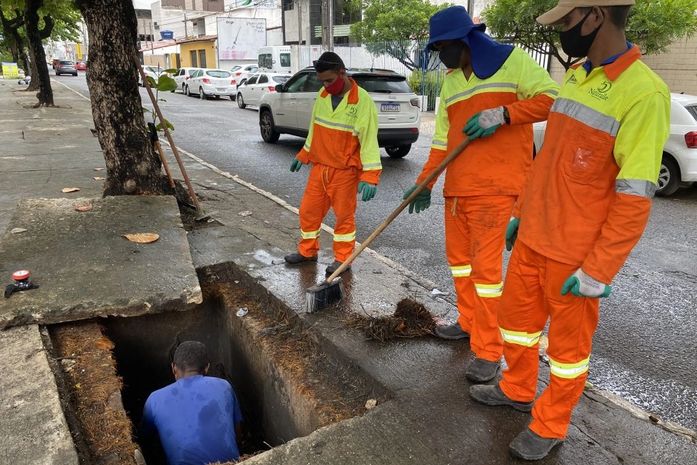 Equipes realizam manutenção de galerias na Avenida Fernandes Lima para evitar alagamentos